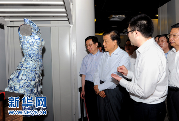 這是7月22日，劉云山在上海國家對外文化貿(mào)易基地調(diào)研。新華社記者 饒愛民 攝 