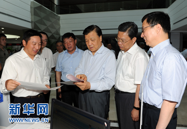  7月22日至23日，中共中央政治局常委、中央書記處書記劉云山在上海調(diào)研。這是7月22日，劉云山在中國（上海）自貿(mào)試驗(yàn)區(qū)外高橋綜合服務(wù)大廳調(diào)研。新華社記者 饒愛民 攝 