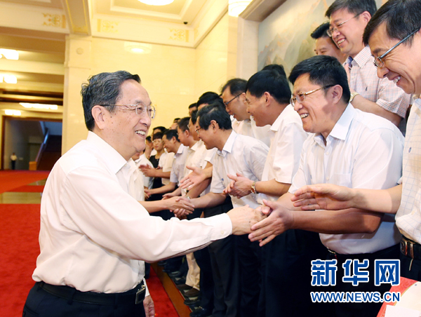 會前，俞正聲、張高麗接見援藏干部代表，向參加對口支援西藏工作的各地區(qū)各部門各單位和廣大援藏干部表示誠摯問候。新華社記者 姚大偉 攝