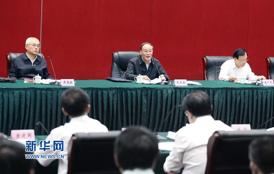 5月8日至10日，中共中央政治局常委、中央紀(jì)委書記王岐山到浙江省調(diào)研，并主持召開部分省區(qū)市紀(jì)委書記座談會(huì)。這是5月9日，王岐山在嘉興主持召開部分省區(qū)市紀(jì)委書記座談會(huì)。新華社記者 姚大偉 攝 