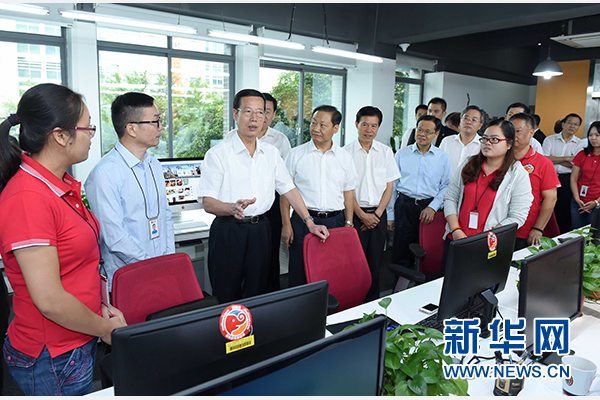 9月16日至18日，中共中央政治局常委、國務(wù)院副總理張高麗在廣西調(diào)研。這是9月17日，張高麗在南寧美麗傳說公司調(diào)研承接產(chǎn)業(yè)轉(zhuǎn)移和開展跨境電子商務(wù)情況。 新華社記者張鐸攝 