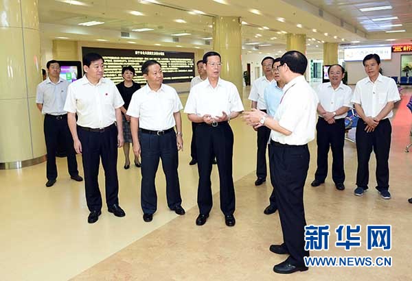 9月16日至18日，中共中央政治局常委、國務(wù)院副總理張高麗在廣西調(diào)研。這是9月17日，張高麗在南寧市公共資源交易中心對外服務(wù)大廳了解自治區(qū)簡政放權(quán)有關(guān)工作。 新華社記者張鐸攝