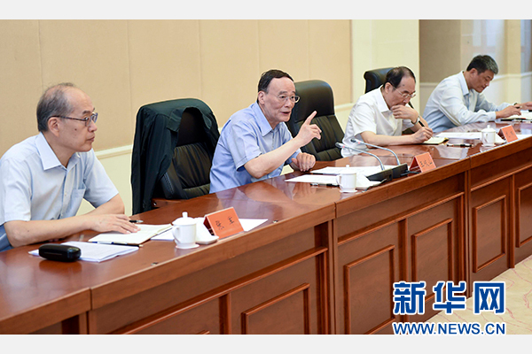 9月24日至26日，中共中央政治局常委、中央紀(jì)委書記王岐山在福建調(diào)研。這是9月25日，王岐山在上杭縣古田鎮(zhèn)主持召開座談會(huì)，聽取黨員和群眾代表對(duì)修訂廉政準(zhǔn)則和黨紀(jì)處分條例的意見建議。新華社記者張鐸攝