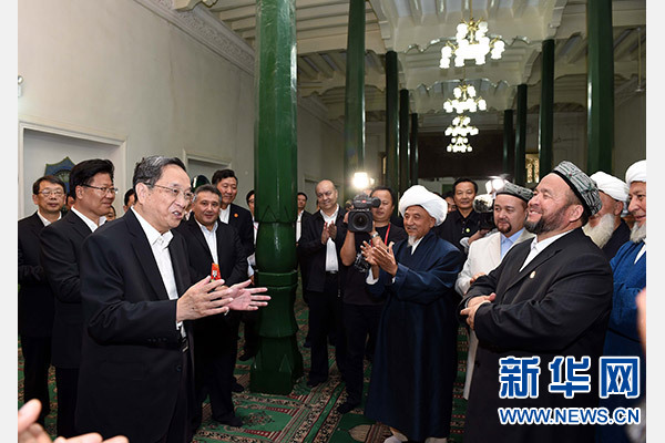 9月26日，中共中央政治局常委、全國政協(xié)主席、中央代表團(tuán)團(tuán)長俞正聲率中央代表團(tuán)部分成員赴喀什看望各族干部群眾。這是俞正聲等來到喀什市艾提尕爾清真寺，與喀什地區(qū)宗教人士代表交流。新華社記者 饒愛民 攝  