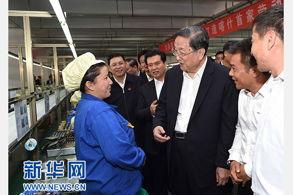 這是俞正聲等在喀什經(jīng)濟(jì)開發(fā)區(qū)深圳產(chǎn)業(yè)園視察電子產(chǎn)品生產(chǎn)線，并與現(xiàn)場工人親切交流。新華社記者 饒愛民 攝