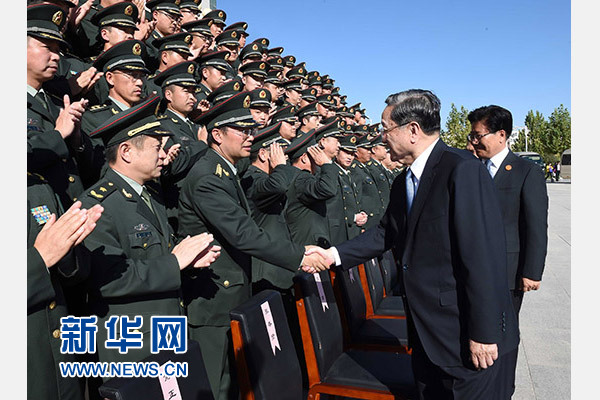 這是俞正聲等赴南疆軍區(qū)慰問，會(huì)見官兵代表。新華社記者 饒愛民 攝