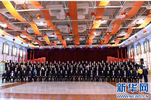 這是俞正聲同喀什地區(qū)有關(guān)負(fù)責(zé)同志、各界人士代表、援疆干部代表合影留念。新華社記者 饒愛民 攝