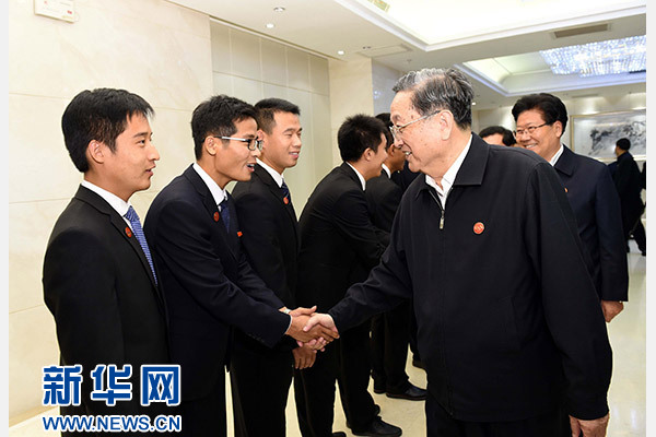 這是俞正聲會(huì)見在喀什地區(qū)鄉(xiāng)鎮(zhèn)工作的內(nèi)地高校畢業(yè)生代表。新華社記者 饒愛民 攝