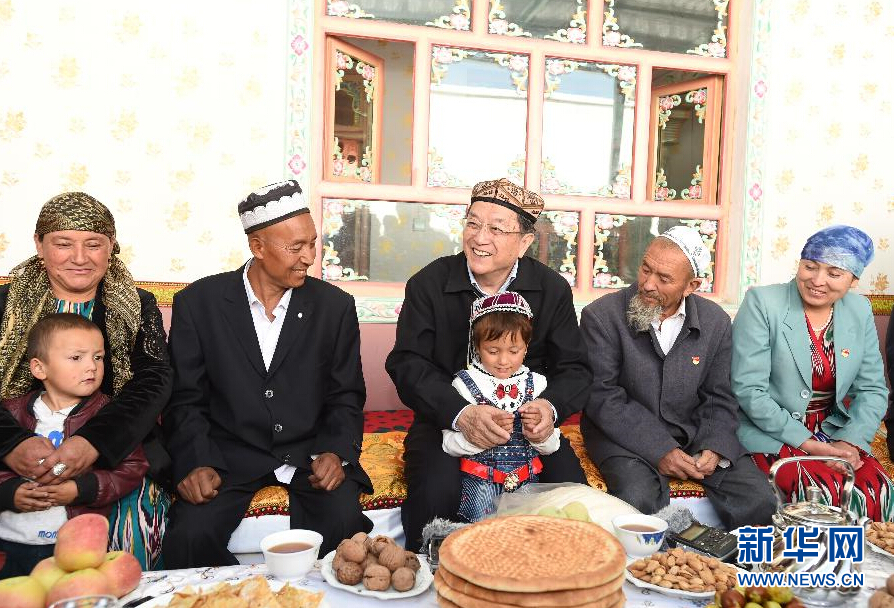 9月27日，中共中央政治局常委、全國政協(xié)主席、中央代表團團長俞正聲率中央代表團部分成員赴喀什地區(qū)莎車縣看望各族干部群眾。這是俞正聲在莎車縣艾力西湖鎮(zhèn)21村看望維吾爾族村民阿布來提&middot;阿不力孜一家。新華社記者 高潔 攝