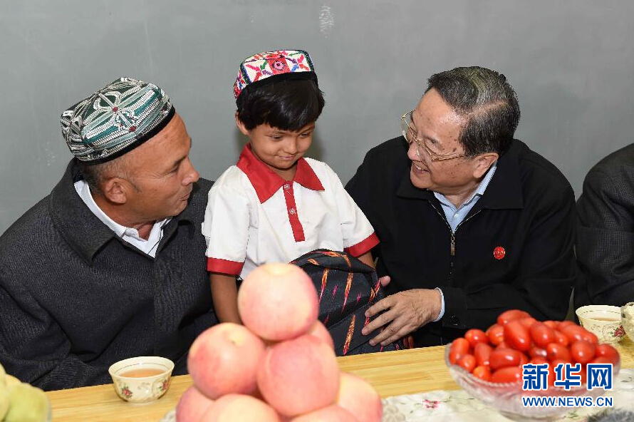 9月27日，中共中央政治局常委、全國政協(xié)主席、中央代表團團長俞正聲率中央代表團部分成員赴喀什地區(qū)莎車縣看望各族干部群眾。這是俞正聲到新疆生產(chǎn)建設(shè)兵團第三師莎車農(nóng)場維吾爾族團場職工家中看望，并向小朋友贈送學習用品。新華社記者 饒愛民 攝