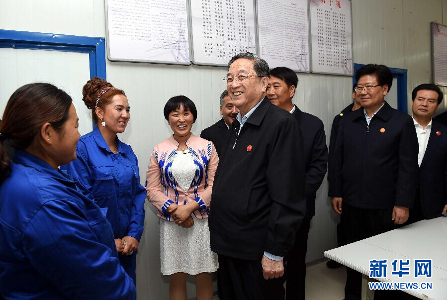 9月27日，中共中央政治局常委、全國政協(xié)主席、中央代表團團長俞正聲率中央代表團部分成員來到新疆英吉沙縣喀什中興手套有限公司考察。新華社記者 饒愛民 攝 