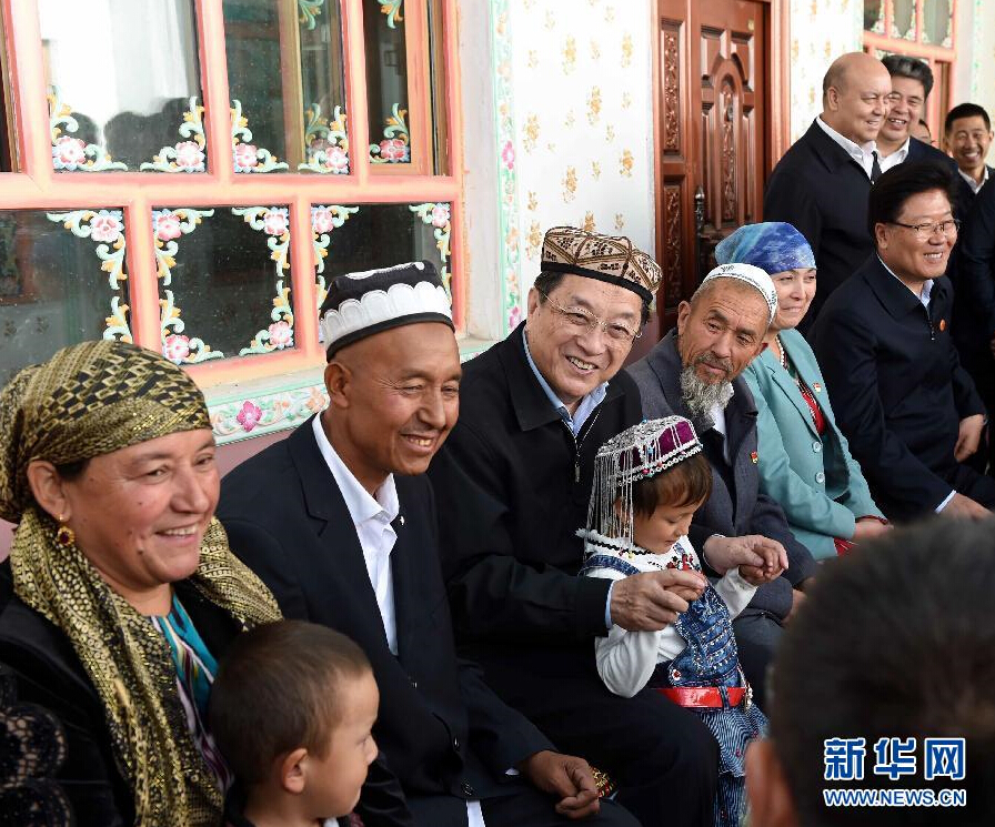 9月27日，中共中央政治局常委、全國政協(xié)主席、中央代表團團長俞正聲率中央代表團部分成員赴喀什地區(qū)莎車縣看望各族干部群眾。這是俞正聲在莎車縣艾力西湖鎮(zhèn)21村看望維吾爾族村民阿布來提&middot;阿不力孜一家。新華社記者 饒愛民 攝