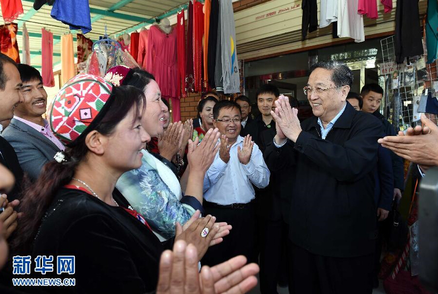 9月27日，中共中央政治局常委、全國政協(xié)主席、中央代表團團長俞正聲率中央代表團部分成員赴喀什地區(qū)莎車縣看望各族干部群眾。這是俞正聲在莎車縣艾力西湖鎮(zhèn)21村看望慰問維吾爾族群眾。新華社記者 饒愛民 攝