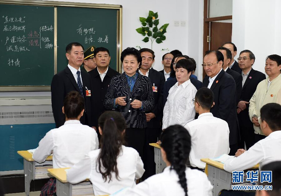 9月27日，中共中央政治局委員、國(guó)務(wù)院副總理、中央代表團(tuán)副團(tuán)長(zhǎng)劉延?xùn)|率中央代表團(tuán)分團(tuán)，帶著黨中央、國(guó)務(wù)院的親切關(guān)懷和全國(guó)各族人民的深切情誼，來(lái)到和田地區(qū)、阿克蘇地區(qū)慰問(wèn)各族干部群眾，并祝賀大家中秋節(jié)快樂(lè)。這是劉延?xùn)|視察對(duì)口援建的和田天津中學(xué)。新華社記者 張領(lǐng) 攝