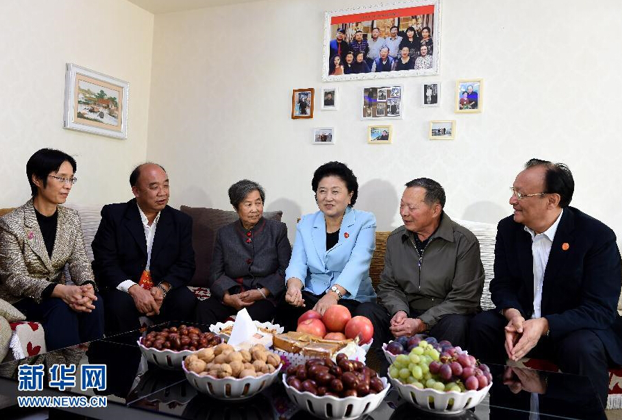 9月27日，中共中央政治局委員、國(guó)務(wù)院副總理、中央代表團(tuán)副團(tuán)長(zhǎng)劉延?xùn)|率中央代表團(tuán)分團(tuán)，帶著黨中央、國(guó)務(wù)院的親切關(guān)懷和全國(guó)各族人民的深切情誼，來(lái)到和田地區(qū)、阿克蘇地區(qū)慰問(wèn)各族干部群眾，并祝賀大家中秋節(jié)快樂(lè)。這是劉延?xùn)|來(lái)到新疆生產(chǎn)建設(shè)兵團(tuán)第一師五團(tuán)團(tuán)場(chǎng)退休職工包春祥家中慰問(wèn)。新華社記者 張領(lǐng) 攝