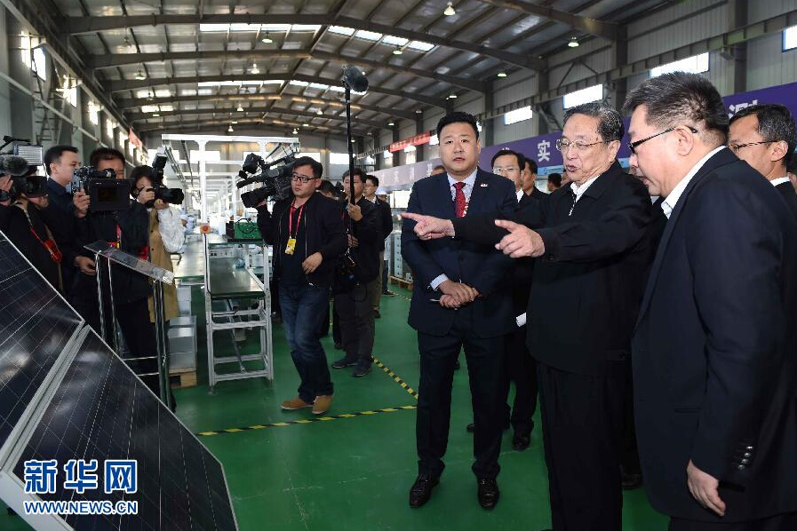 9月28日，中共中央政治局常委、全國政協(xié)主席、中央代表團(tuán)團(tuán)長俞正聲率中央代表團(tuán)部分成員赴祖國最西端的新疆克孜勒蘇柯爾克孜自治州看望慰問各族干部群眾。這是俞正聲來到阿圖什市昆山產(chǎn)業(yè)園新疆中興能源公司視察工作。新華社記者 饒愛民 攝