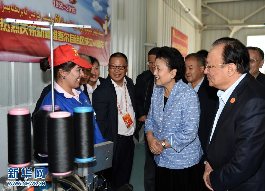 9月28日，中共中央政治局委員、國務(wù)院副總理、中央代表團(tuán)副團(tuán)長劉延?xùn)|率中央代表團(tuán)分團(tuán)赴阿克蘇地區(qū)、伊犁哈薩克自治州慰問，與各族干部群眾共度節(jié)日、共享歡樂。這是劉延?xùn)|在阿克蘇紡織工業(yè)城慰問棉紡工人。新華社記者張領(lǐng)攝
