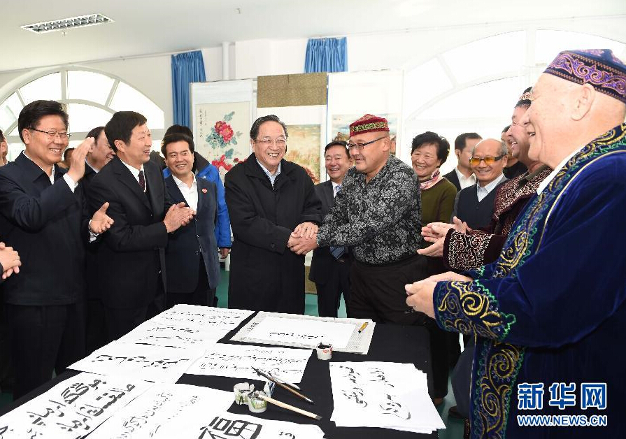 9月29日，中共中央政治局常委、全國政協(xié)主席、中央代表團團長俞正聲率中央代表團部分成員赴阿勒泰地區(qū)看望各族干部群眾。這是俞正聲來到阿勒泰地區(qū)老年人活動中心，觀看老同志書畫展，同老同志親切交談。新華社記者 高潔 攝