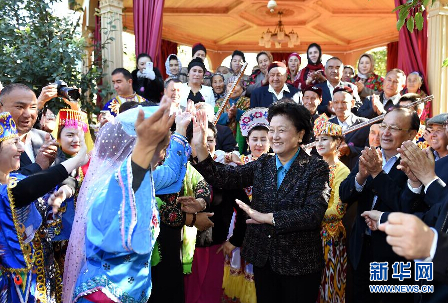 9月29日，中共中央政治局委員、國(guó)務(wù)院副總理、中央代表團(tuán)副團(tuán)長(zhǎng)劉延?xùn)|率中央代表團(tuán)分團(tuán)在伊犁哈薩克自治州看望慰問(wèn)各族干部群眾。這是劉延?xùn)|在伊寧市漢賓鄉(xiāng)發(fā)展村考察慰問(wèn)時(shí)與表演維吾爾族傳統(tǒng)歌舞&ldquo;麥西來(lái)甫&rdquo;的村民們交流。新華社記者張領(lǐng)攝