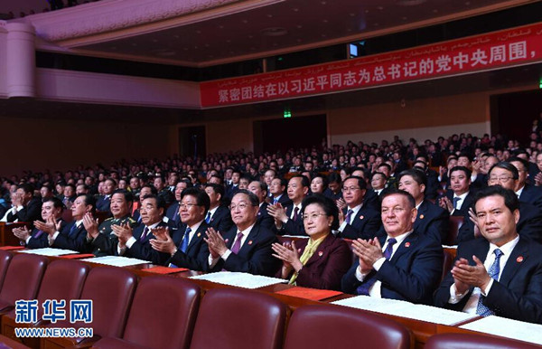     9月30日，慶祝新疆維吾爾自治區(qū)成立60周年文藝晚會(huì)《新疆禮贊》在新疆人民會(huì)堂精彩呈現(xiàn)。中共中央政治局常委、全國政協(xié)主席、中央代表團(tuán)團(tuán)長俞正聲，與2000余名各族群眾代表一起觀看演出。新華社記者 饒愛民 攝