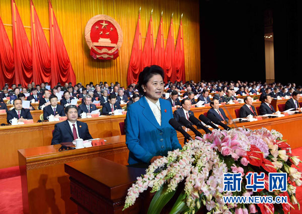 10月1日，慶祝中華人民共和國成立66周年暨新疆維吾爾自治區(qū)成立60周年大會在新疆人民會堂隆重舉行。這是中共中央政治局委員、國務(wù)院副總理、中央代表團(tuán)副團(tuán)長劉延?xùn)|宣讀中共中央、全國人大常委會、國務(wù)院、全國政協(xié)、中央軍委關(guān)于慶祝新疆維吾爾自治區(qū)成立60周年的賀電。新華社記者 饒愛民 攝 