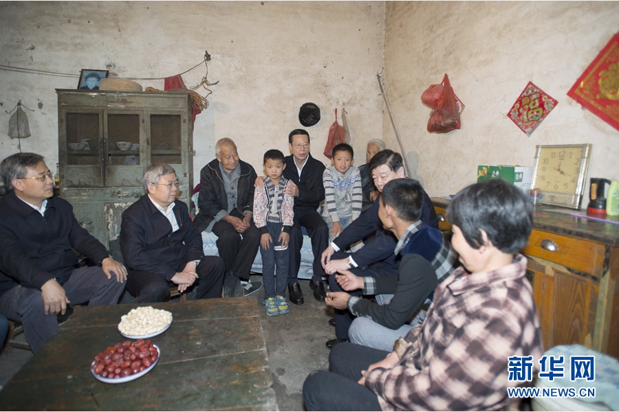 10月22日至23日，中共中央政治局常委、國務(wù)院副總理張高麗在山東調(diào)研扶貧工作情況。這是10月22日，張高麗在菏澤市巨野縣田莊鎮(zhèn)后屯村入戶看望生活困難村民。 新華社記者 王曄 攝