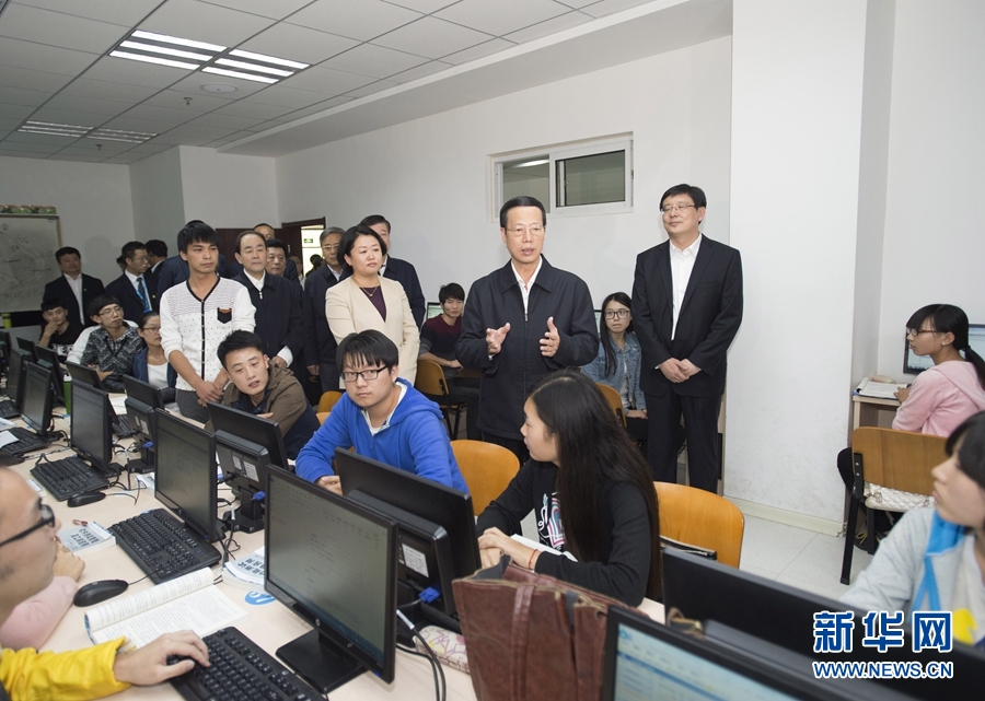 10月22日至23日，中共中央政治局常委、國務(wù)院副總理張高麗在山東調(diào)研扶貧工作情況。這是10月22日，張高麗在濟(jì)寧市惠普軟件人才實(shí)訓(xùn)基地調(diào)研教育培訓(xùn)脫貧有關(guān)情況。 新華社記者 王曄 攝