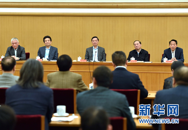 4月8日，中共中央政治局委員、中央書記處書記、中宣部部長(zhǎng)劉奇葆在北京同講好中國(guó)故事專家學(xué)者、文化交流使者研討班學(xué)員座談。 新華社記者李濤 攝