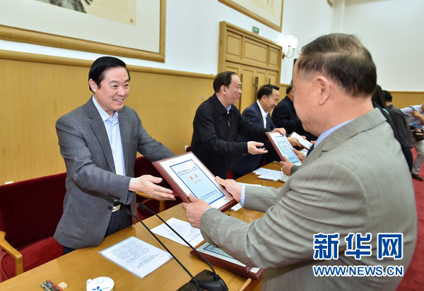 4月8日，中共中央政治局委員、中央書記處書記、中宣部部長(zhǎng)劉奇葆在北京同講好中國(guó)故事專家學(xué)者、文化交流使者研討班學(xué)員座談。這是劉奇葆在座談會(huì)上向獲得講好中國(guó)故事文化交流使者稱號(hào)的代表頒發(fā)證書。新華社記者 李濤 攝