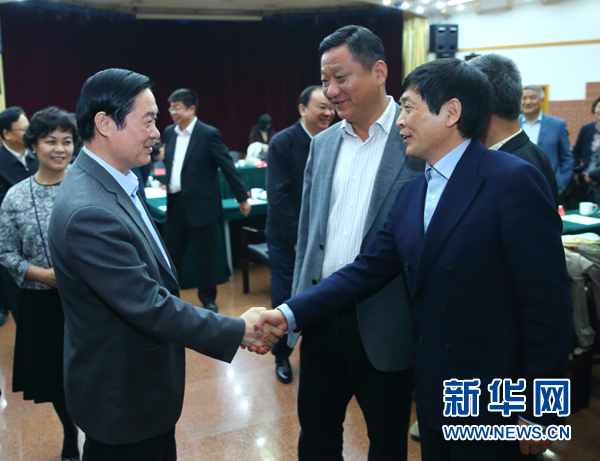 4月12日，中共中央政治局委員、中央書記處書記、中宣部部長劉奇葆在北京出席&ldquo;走向世界的中國兒童文學&rdquo;座談會并講話。這是座談會后，劉奇葆與國際安徒生獎獲得者、兒童文學作家曹文軒握手。新華社記者丁海濤攝