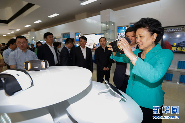 5月8日，中共中央政治局委員、國務(wù)院副總理劉延?xùn)|在天津出席2016年職業(yè)教育活動周啟動儀式暨全國職業(yè)院校技能大賽開幕式。這是劉延?xùn)|（右一）在天津廣播電視大學(xué)體驗(yàn)區(qū)，通過全景VR設(shè)備體驗(yàn)汽車修理培訓(xùn)課程。新華社記者 沈伯韓攝