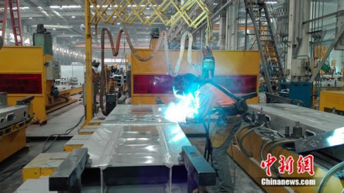 中車青島四方機車車輛股份有限公司&ldquo;80后&rdquo;高級技師張合禮在車間焊接鋼縫。