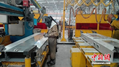 焊接工人正在工作。中新網(wǎng) 邱宇 攝