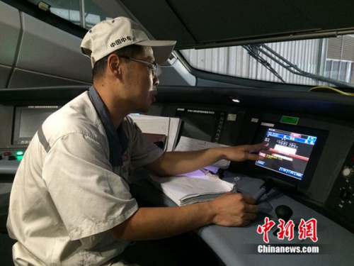 中車(chē)青島四方機(jī)車(chē)車(chē)輛股份有限公司高鐵調(diào)試高級(jí)技師周勇在演示調(diào)試過(guò)程。中新網(wǎng) 邱宇 攝