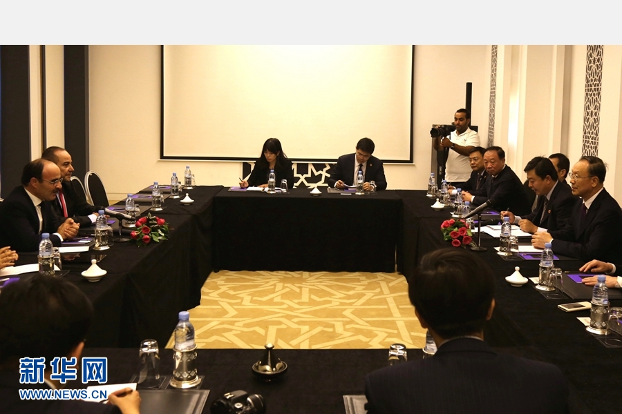 9月19日，在摩洛哥首都拉巴特，中共中央書(shū)記處書(shū)記、全國(guó)政協(xié)副主席杜青林（右一）會(huì)見(jiàn)摩洛哥真實(shí)性與現(xiàn)代黨總書(shū)記奧馬里（左一）。應(yīng)摩洛哥參議院邀請(qǐng)，中共中央書(shū)記處書(shū)記、全國(guó)政協(xié)副主席杜青林于18日至20日率中共代表團(tuán)訪摩，分別會(huì)見(jiàn)政府首腦本&middot;基蘭、參議長(zhǎng)本希馬、真實(shí)性與現(xiàn)代黨總書(shū)記奧馬里等。新華社記者劉鍇攝