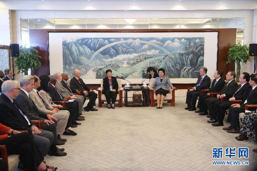 9月28日，國際醫(yī)學(xué)科學(xué)院組織2016年全體成員大會(huì)在北京舉行。國務(wù)院副總理劉延?xùn)|出席會(huì)議并作主旨報(bào)告。會(huì)前，劉延?xùn)|集體會(huì)見出席大會(huì)的主要嘉賓。新華社記者劉衛(wèi)兵攝 