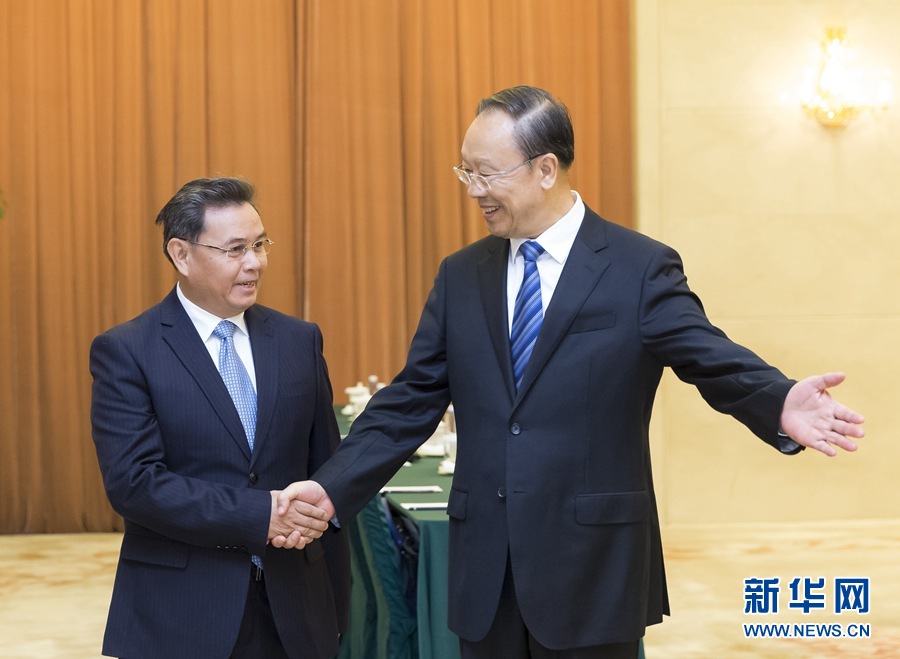 10月12日，中共中央書記處書記、全國政協(xié)副主席杜青林在北京會見來華訪問并出席&ldquo;2016中國共產(chǎn)黨與世界對話會&rdquo;的老撾人革黨中央政治局委員、建國陣線中央主席賽頌蓬&middot;豐威漢率領的老撾人革黨代表團。　新華社記者丁海濤攝