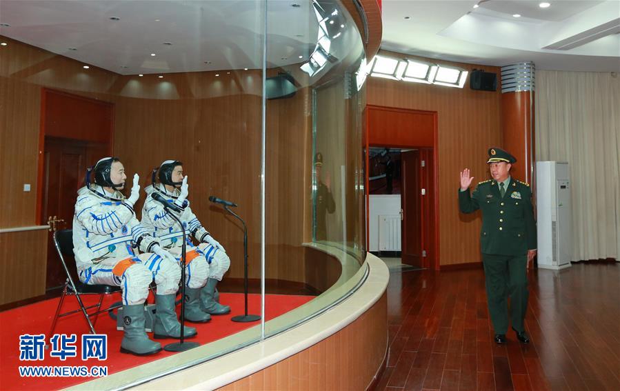 （時(shí)政）范長(zhǎng)龍看望神舟十一號(hào)航天員景海鵬、陳冬