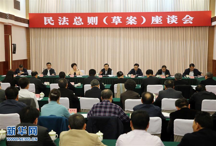 這是11月23日，張德江在成都主持召開(kāi)座談會(huì)，11個(gè)?。▍^(qū)、市）人大常委會(huì)負(fù)責(zé)同志、部分全國(guó)人大代表、法律工作者及專家學(xué)者參加會(huì)議。新華社記者 劉衛(wèi)兵 攝 