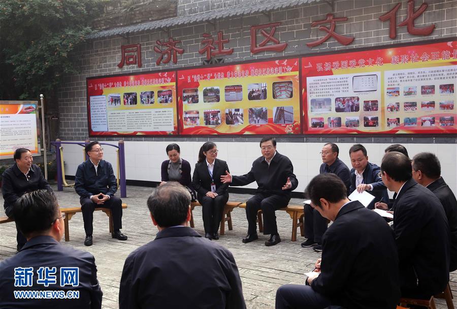 這是11月21日，張德江來(lái)到宜賓李莊鎮(zhèn)同濟(jì)社區(qū)，了解社區(qū)的工作情況。 新華社記者 劉衛(wèi)兵 攝 