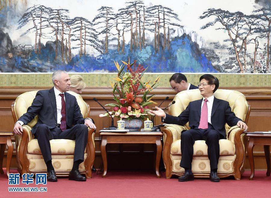 11月25日，中共中央政治局委員、中央政法委書記孟建柱在北京會(huì)見白俄羅斯總統(tǒng)辦公廳副主任米茨克維奇。 新華社記者燕雁攝 