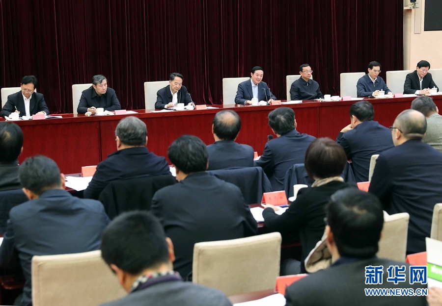 12月10日，中宣部在北京召開(kāi)學(xué)習(xí)貫徹習(xí)近平總書(shū)記在中國(guó)文聯(lián)十大、中國(guó)作協(xié)九大開(kāi)幕式上和會(huì)見(jiàn)中國(guó)記協(xié)第九屆理事會(huì)代表時(shí)重要講話精神座談會(huì)。中共中央政治局委員、中央書(shū)記處書(shū)記、中宣部部長(zhǎng)劉奇葆出席會(huì)議并講話。新華社記者 劉衛(wèi)兵 攝 