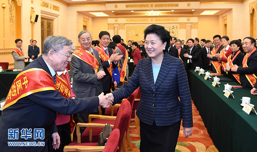 12月29日，中共中央政治局委員、國務(wù)院副總理劉延?xùn)|在北京與中醫(yī)藥高等學(xué)校教學(xué)名師座談。這是座談會前，劉延?xùn)|與獲得表彰的教師握手。新華社記者 張鐸 攝