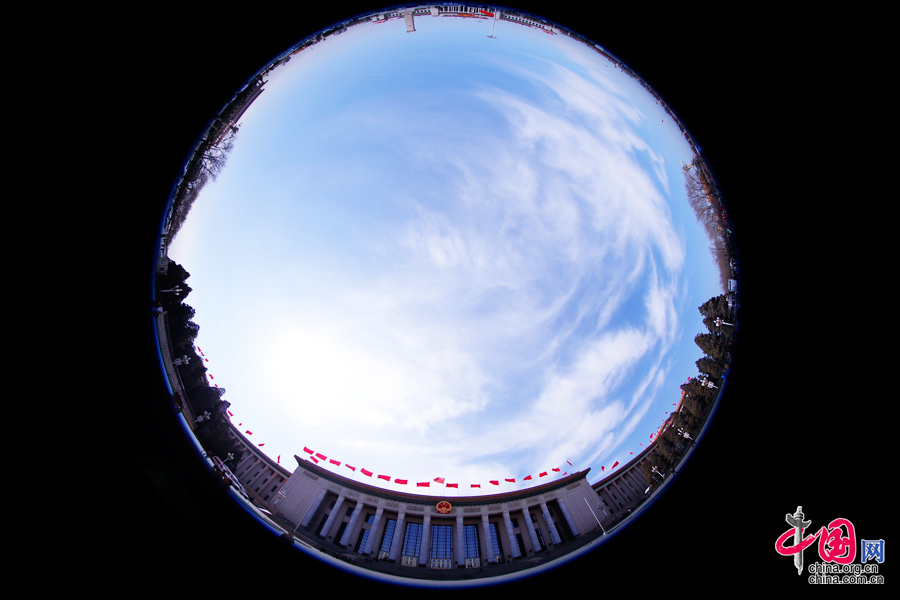  人民大會(huì)堂、天安門廣場(chǎng)、人民英雄紀(jì)念碑外部全景。中國網(wǎng) 鄭亮攝