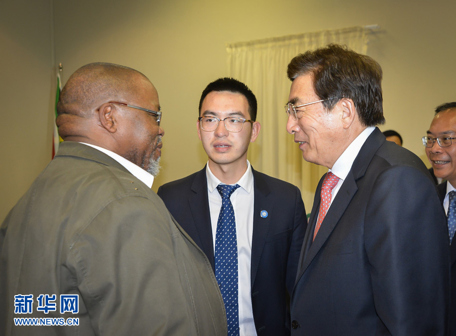 3月26日，中共中央政治局委員、北京市委書記郭金龍（前右）在南非約翰內(nèi)斯堡與執(zhí)政的南非非洲人國民大會(huì)總書記曼塔謝（前左）舉行工作會(huì)談。  新華社記者趙熙攝