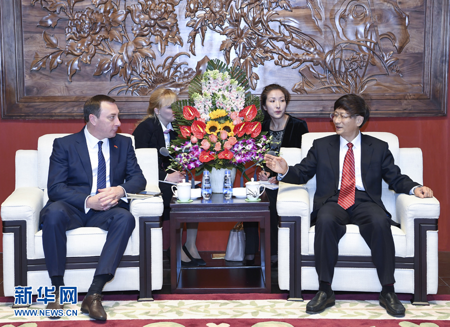 4月10日，中共中央政治局委員、中央政法委書記、中白政府間合作委員會(huì)中方主席孟建柱在北京會(huì)見白俄羅斯總統(tǒng)辦公廳副主任、中白政府間合作委員會(huì)白方主席斯諾普科夫。新華社記者 張領(lǐng) 攝