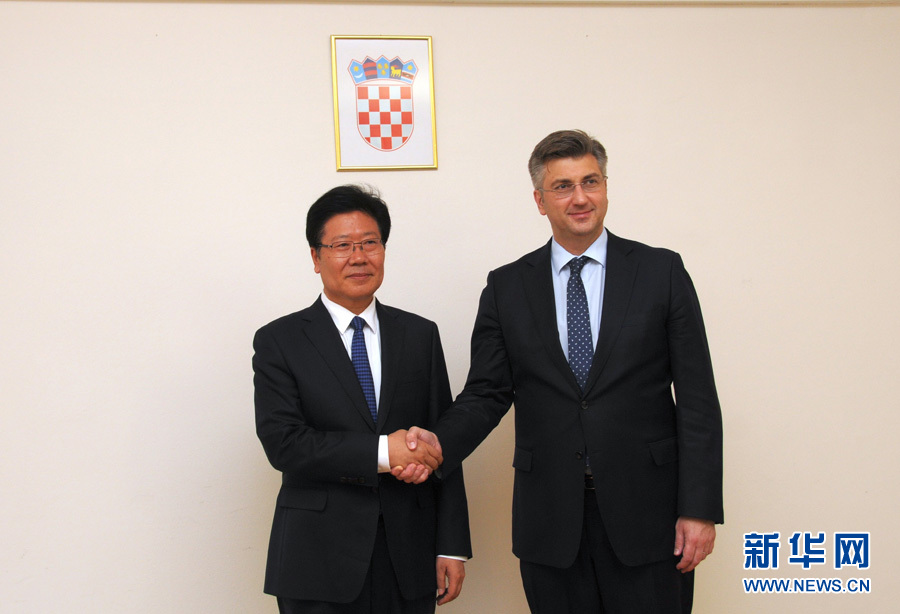 4月10日，克羅地亞民主共同體主席、政府總理普連科維奇（右）在薩格勒布會見中共中央政治局委員、中央黨的建設(shè)工作領(lǐng)導(dǎo)小組副組長張春賢。新華社記者薛群攝
