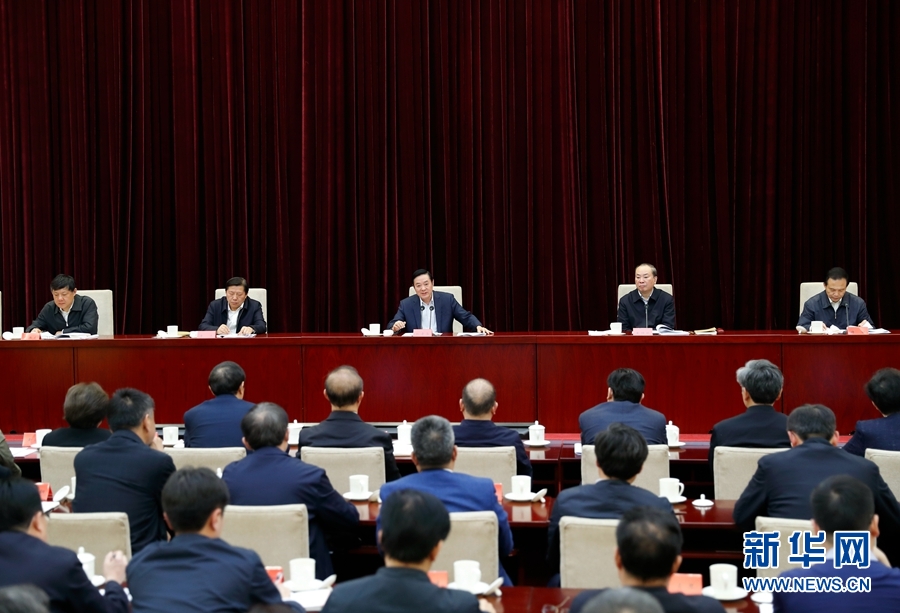 4月13日，中央宣傳部、中央政法委在北京召開貫徹落實(shí)《關(guān)于進(jìn)一步把社會主義核心價值觀融入法治建設(shè)的指導(dǎo)意見》電視電話會議。中共中央政治局委員、中央書記處書記、中宣部部長劉奇葆出席會議并講話。新華社記者丁海濤攝