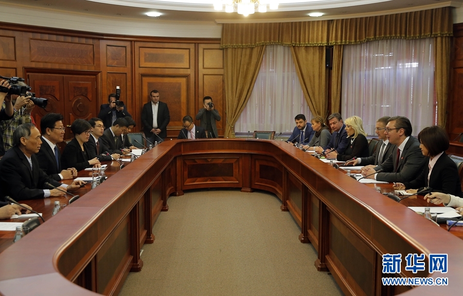 4月12日，塞爾維亞前進(jìn)黨主席、政府總理武契奇（右二）在貝爾格萊德會(huì)見(jiàn)中共中央政治局委員、中央黨的建設(shè)工作領(lǐng)導(dǎo)小組副組長(zhǎng)張春賢（左二）。新華社發(fā)（普雷德拉格&middot;米洛薩夫列維奇攝）