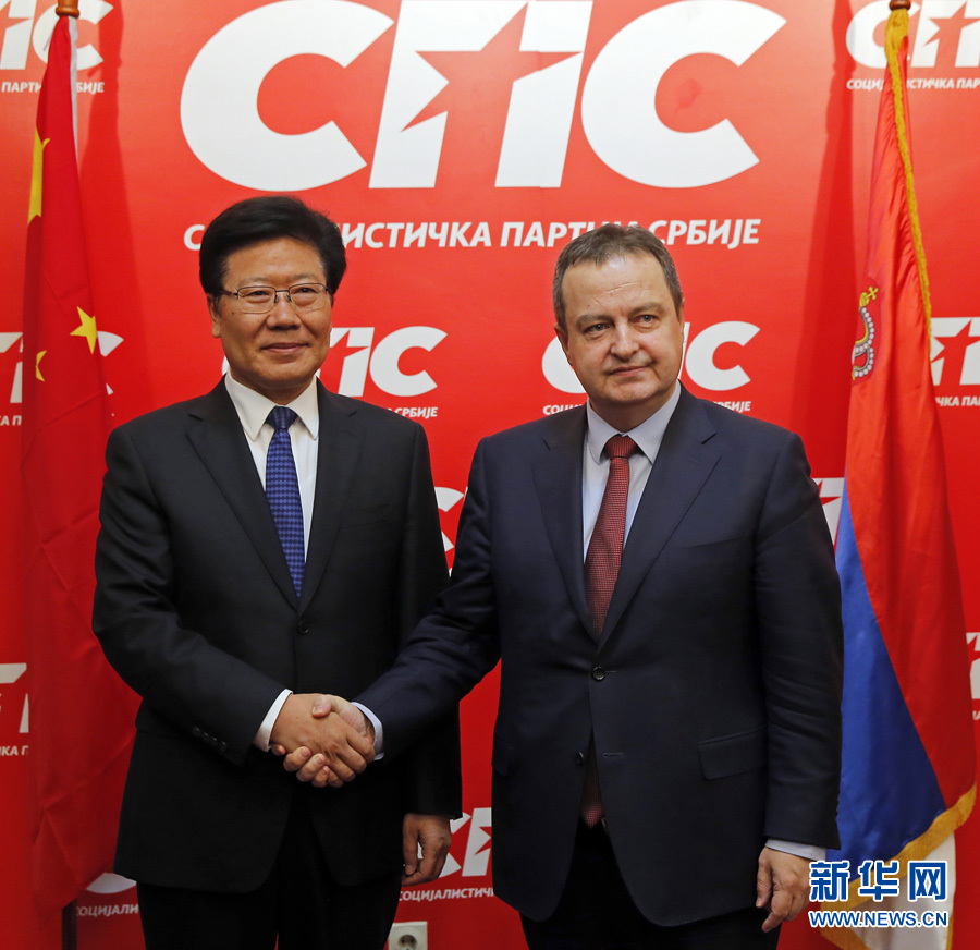 4月13日，中共中央政治局委員、中央黨的建設(shè)工作領(lǐng)導(dǎo)小組副組長(zhǎng)張春賢（左）在塞爾維亞貝爾格萊德會(huì)見(jiàn)塞社會(huì)黨主席、政府第一副總理兼外長(zhǎng)達(dá)契奇。新華社發(fā)（普雷德拉格&middot;米洛薩夫列維奇攝）
